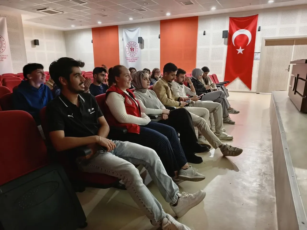 Serik Gençlik Merkezi'nde Türkiye - Bosna Hersek Basketbol Maçı Coşkusu Serik Gençlik Merkezi'nde Türkiye - Bosna Hersek Basketbol Maçı Coşkusu