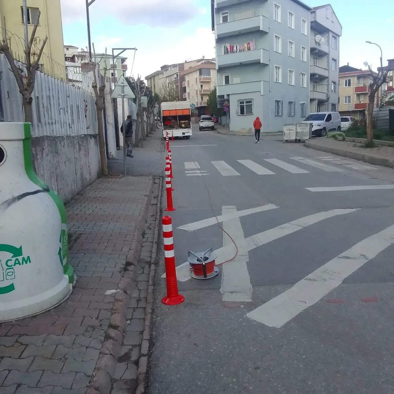 Çekmeköy'de Trafik Güvenliği İçin Duba Çalışmaları Sürüyor Çekmeköy'de Trafik Güvenliği İçin Duba Çalışmaları Sürüyor