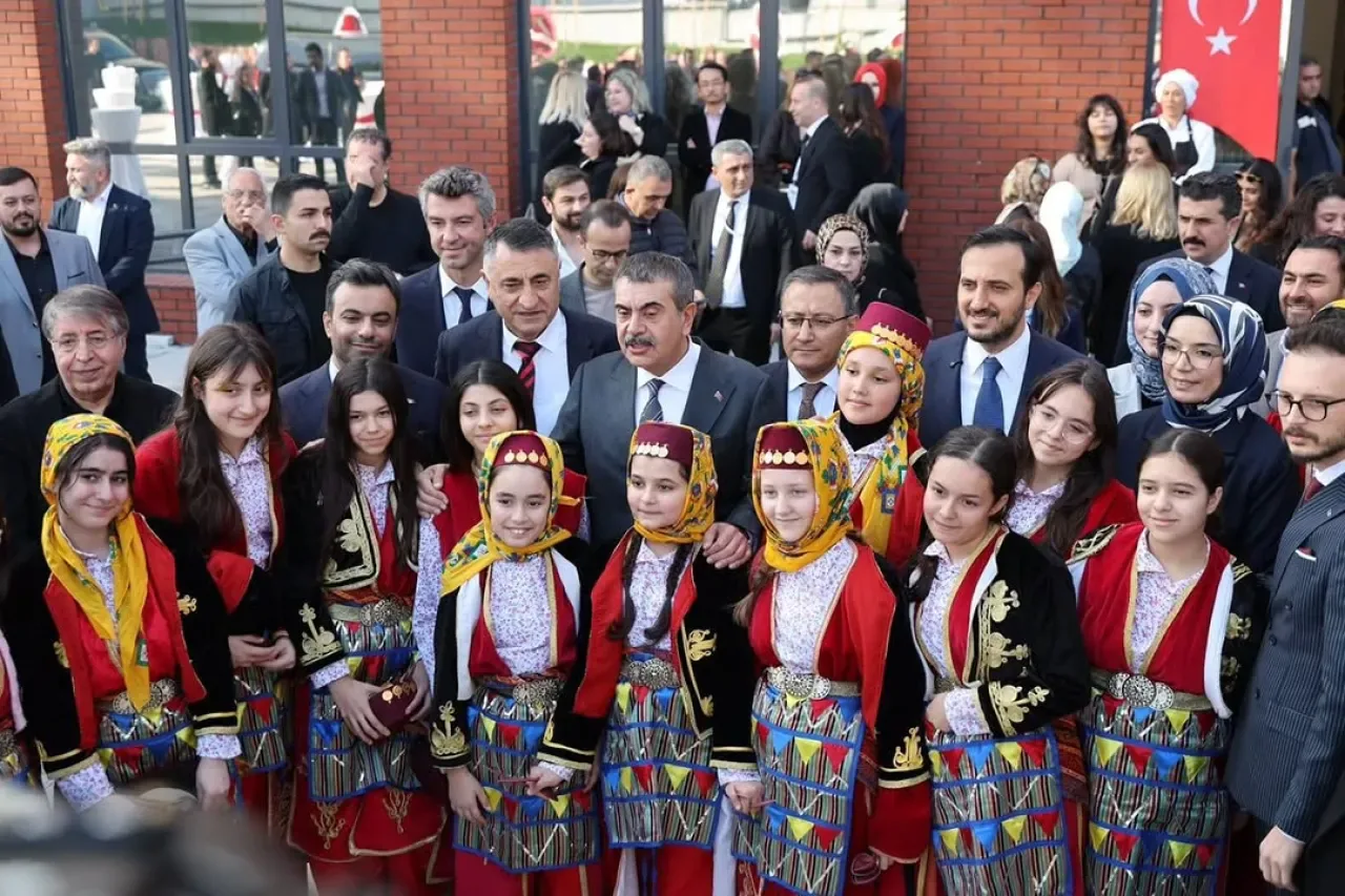 Bağcılar'da Yeni Bir Eğitim Yuvası: Haşmet Topaloğlu Anadolu Lisesi Açıldı Bağcılar'da Yeni Bir Eğitim Yuvası: Haşmet Topaloğlu Anadolu Lisesi Açıldı