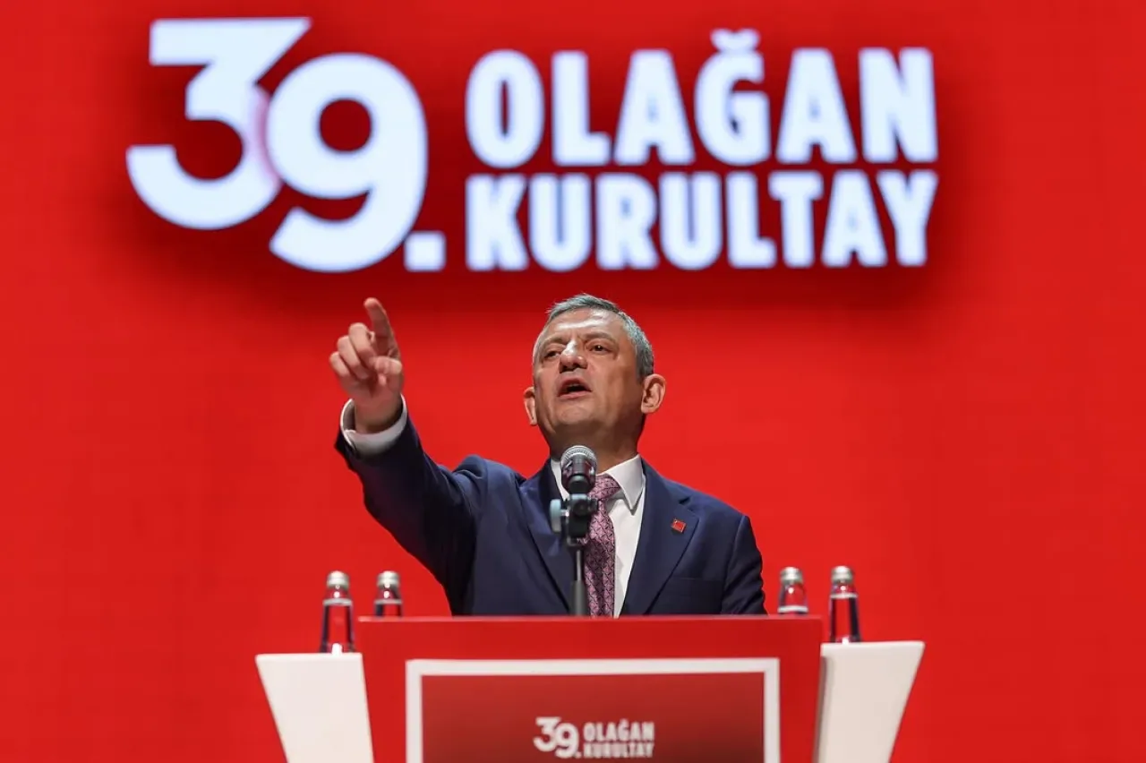 CHP'nin 39. Olağan Kurultayı'nda Değişim Mücadelesi ve İktidar Hazırlığı CHP'nin 39. Olağan Kurultayı'nda Değişim Mücadelesi ve İktidar Hazırlığı