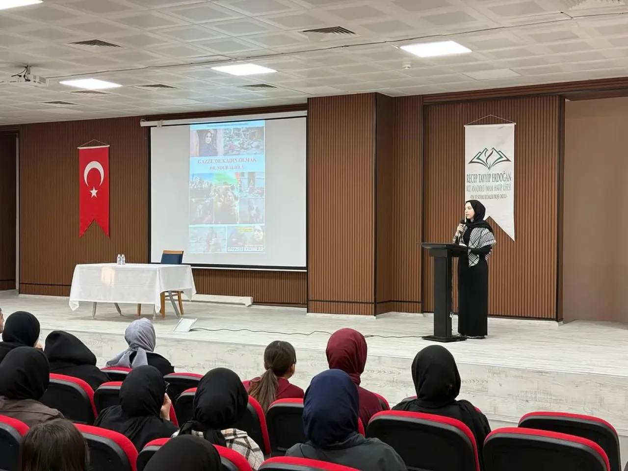 Sultangazi'de "Gazze'de Kadın Olmak" Temalı Anlamlı Söyleşi Sultangazi'de "Gazze'de Kadın Olmak" Temalı Anlamlı Söyleşi