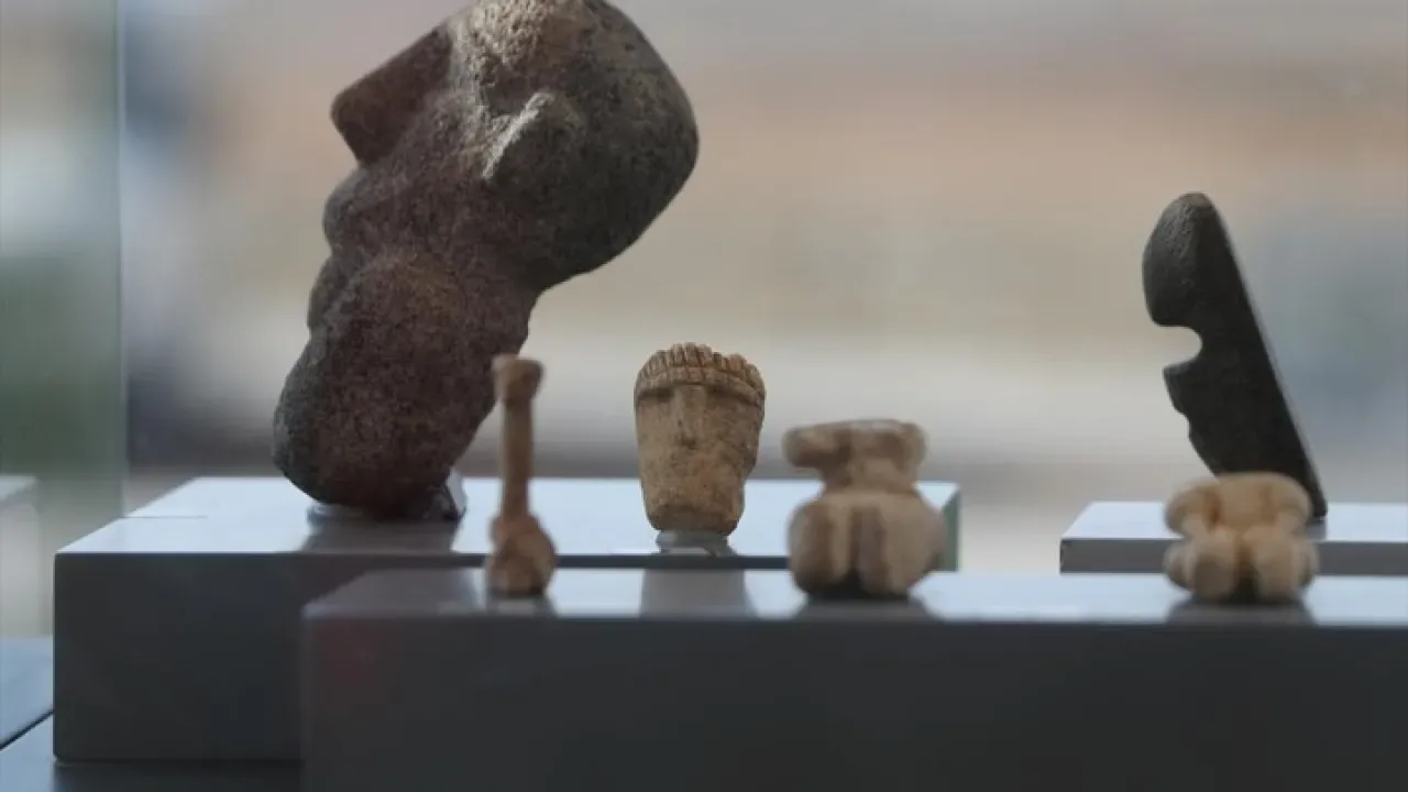 Göbeklitepe ve Karahantepe'deki İnsan Heykelleri İlk Kez Sergileniyor Göbeklitepe ve Karahantepe'deki İnsan Heykelleri İlk Kez Sergileniyor