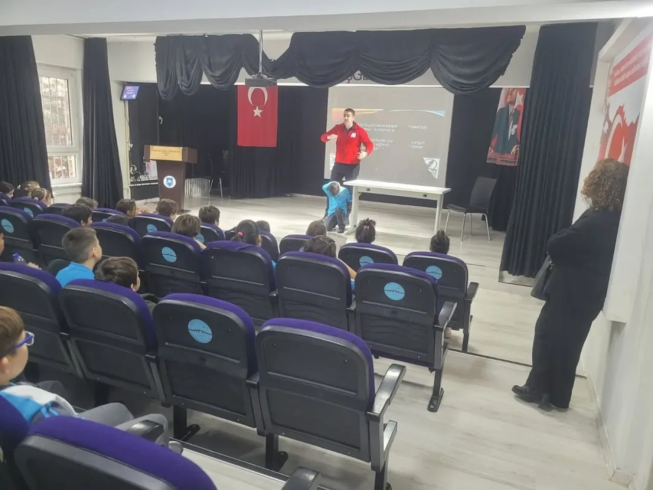 Büyükçekmece'de Minik Kalplere Afet Bilinci Aşılanıyor Büyükçekmece'de Minik Kalplere Afet Bilinci Aşılanıyor