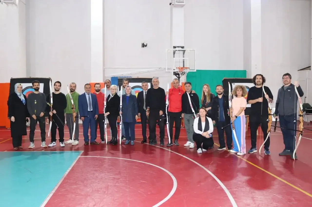 Şişli'de Öğretmenler Arası Okçuluk Turnuvası Heyecanı Şişli'de Öğretmenler Arası Okçuluk Turnuvası Heyecanı
