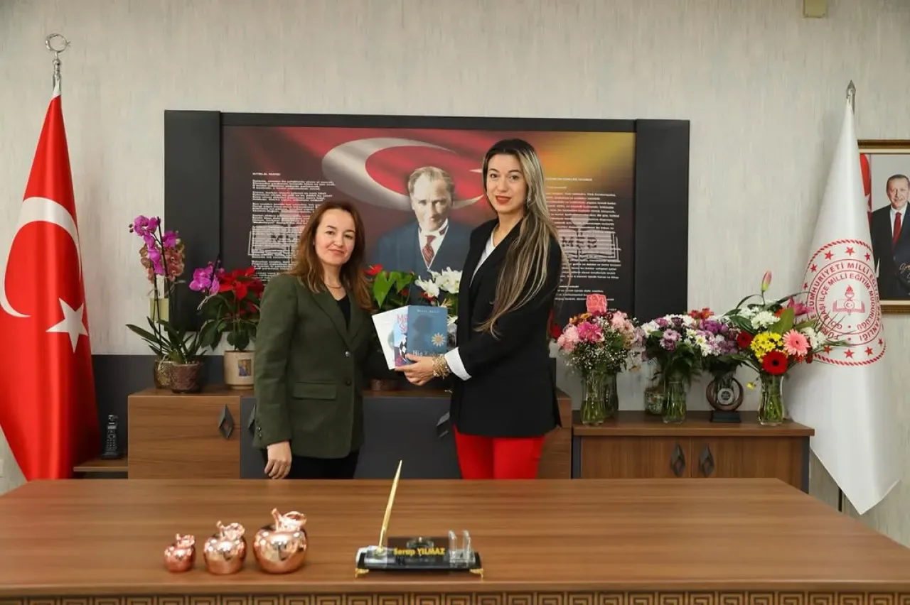 Gölbaşı'nda Öğretmenden Müdüre Anlamlı Hediye: Kendi Yazdığı Kitaplar Takdim Edildi Gölbaşı'nda Öğretmenden Müdüre Anlamlı Hediye: Kendi Yazdığı Kitaplar Takdim Edildi