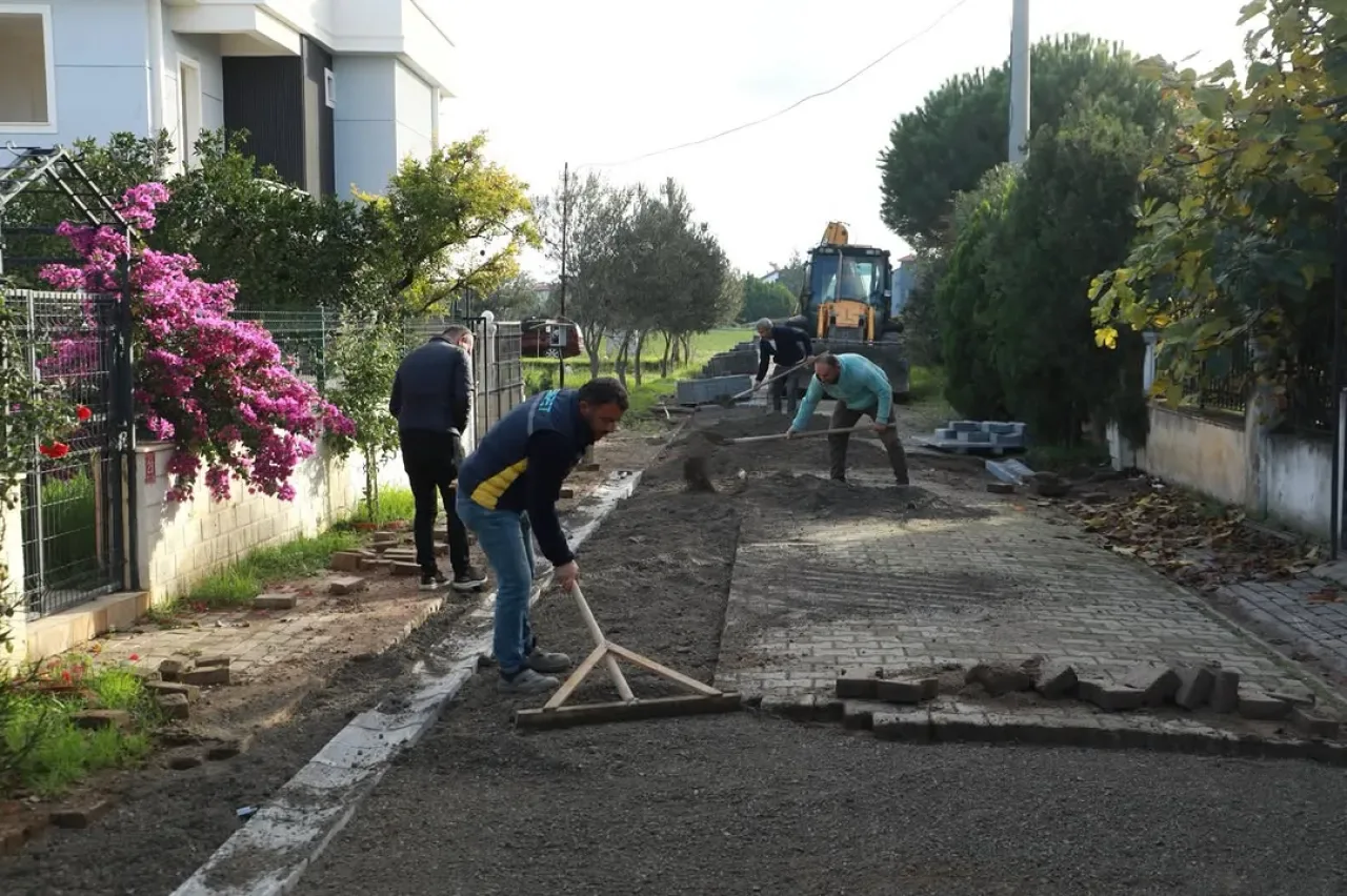 Burhaniye'de Altyapı ve Yol Çalışmaları Hız Kesmeden Devam Ediyor Burhaniye'de Altyapı ve Yol Çalışmaları Hız Kesmeden Devam Ediyor