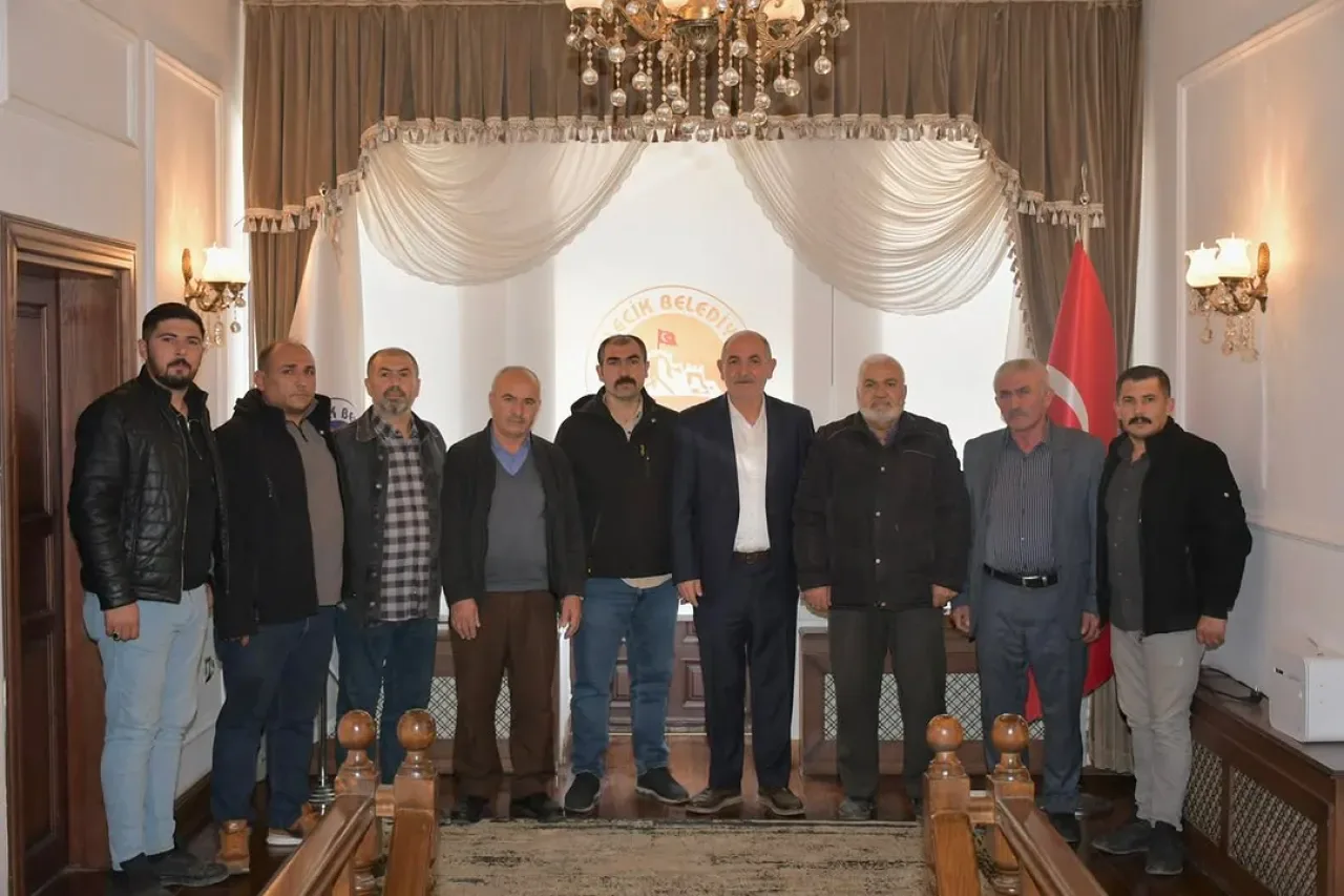 Kalecik'te Mahalle Derneği'nden Belediye Başkanı'na Ziyaret Kalecik'te Mahalle Derneği'nden Belediye Başkanı'na Ziyaret