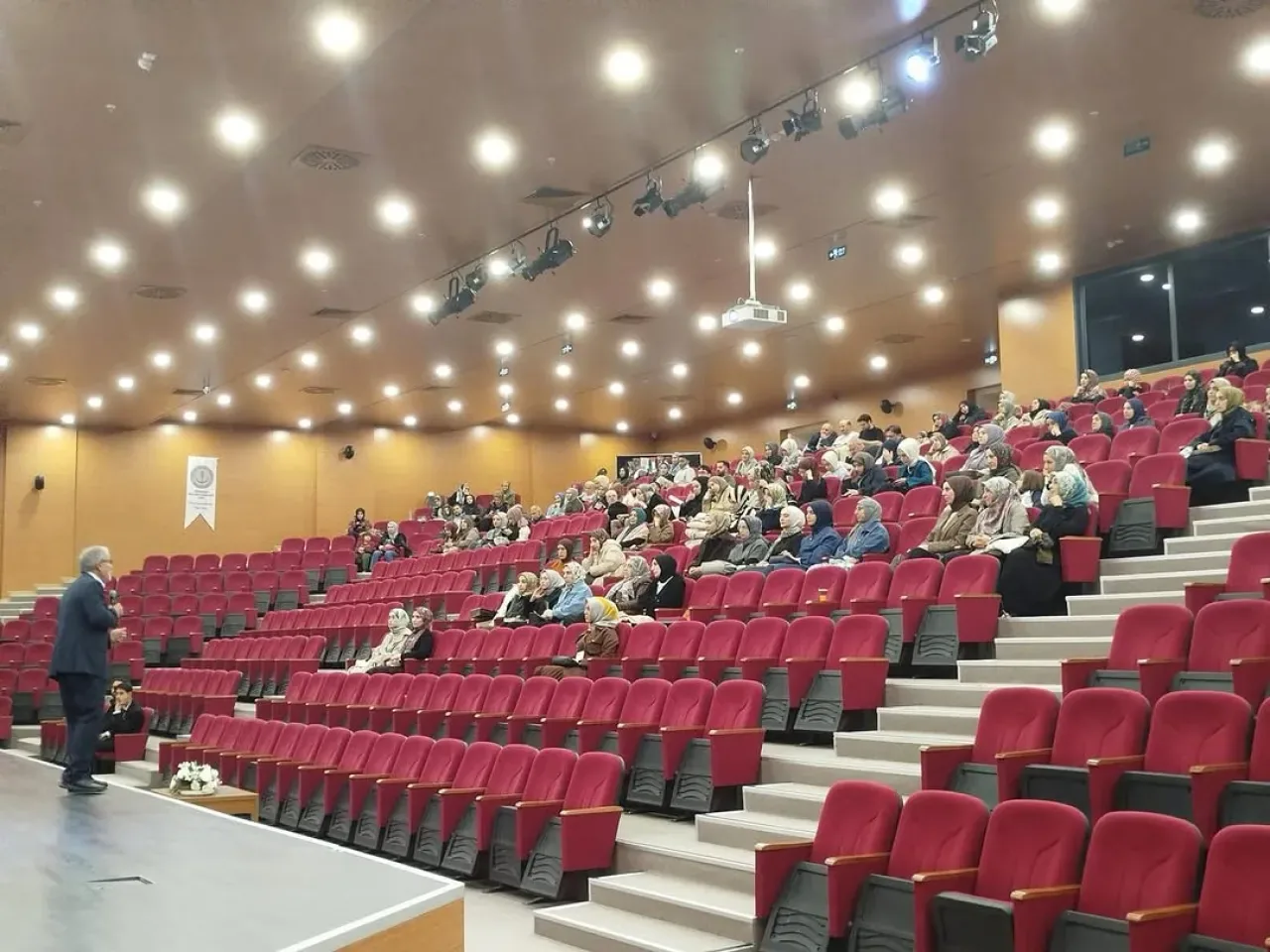 Zeytinburnu'nda Öğretmenlere "Eğitimde Kalite Arayışı" Semineri Zeytinburnu'nda Öğretmenlere "Eğitimde Kalite Arayışı" Semineri