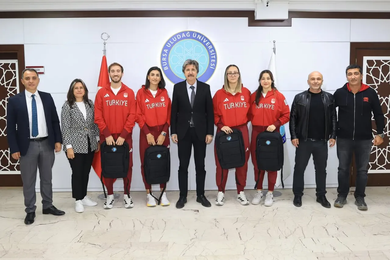 Uludağ Üniversitesi'nde Başarılı Sporcular Rektör Tarafından Tebrik Edildi Uludağ Üniversitesi'nde Başarılı Sporcular Rektör Tarafından Tebrik Edildi