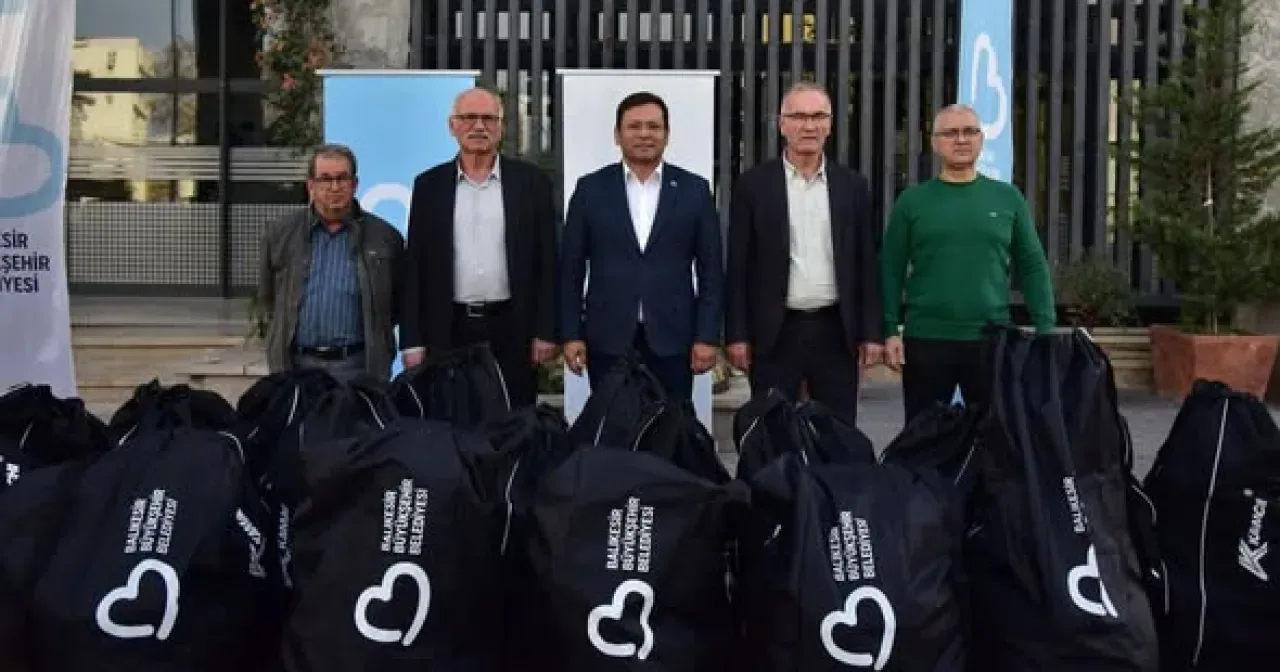 Sındırgı'da Gençlerin Spor Malzemesi İhtiyacı Karşılandı Sındırgı'da Gençlerin Spor Malzemesi İhtiyacı Karşılandı