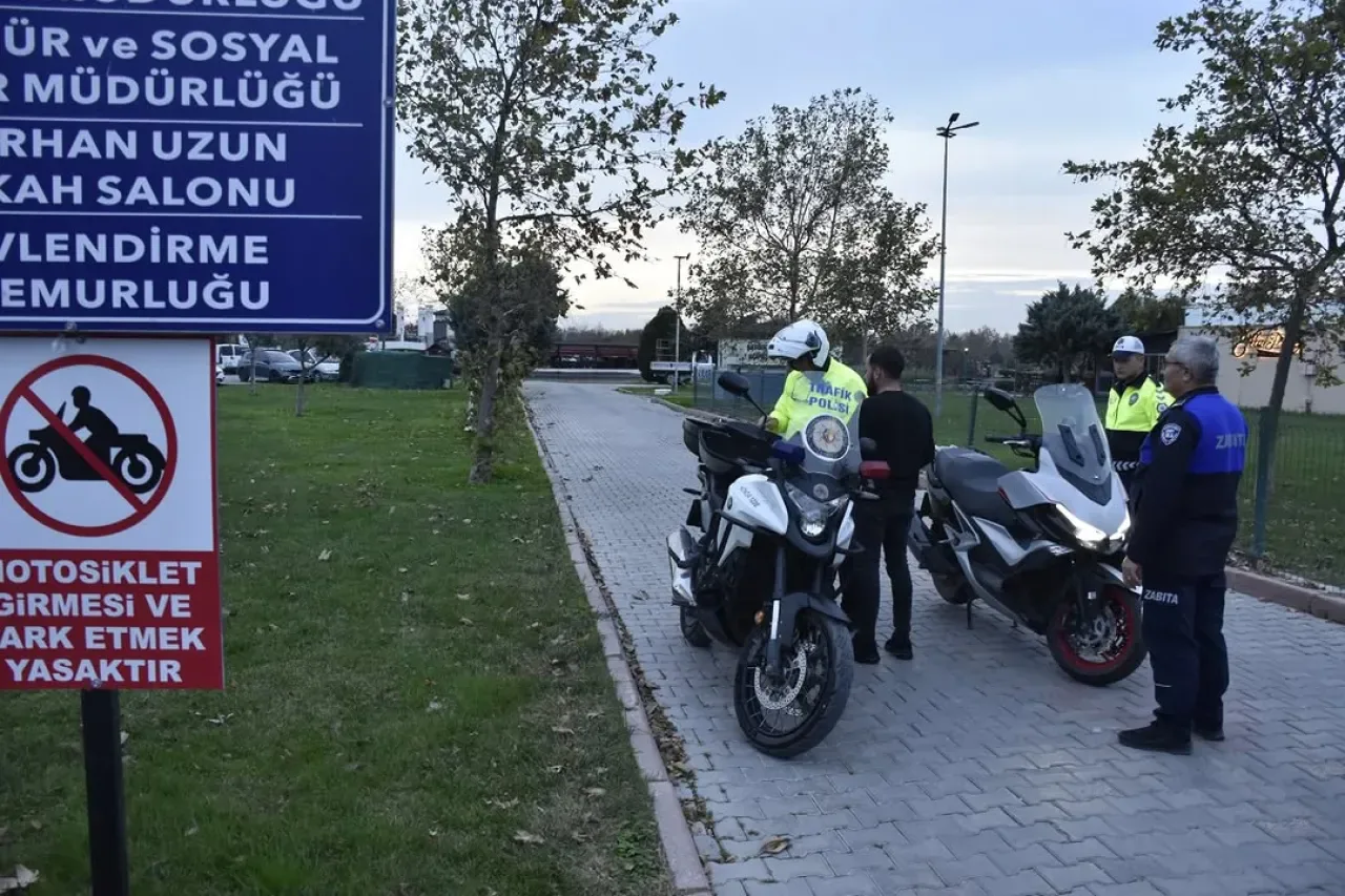 Karacabey'de Atatürk Kültür Parkı'na Motosiklet Girişi Denetim Altında Karacabey'de Atatürk Kültür Parkı'na Motosiklet Girişi Denetim Altında