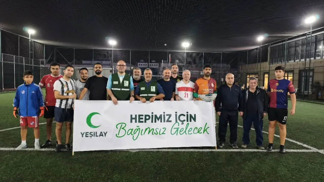 Yeşilay Zeytinburnu Şubesi, Bağımlılıkla Mücadele İçin Öğretmenler Günü'nde Halı Saha Maçı Düzenledi Yeşilay Zeytinburnu Şubesi, Bağımlılıkla Mücadele İçin Öğretmenler Günü'nde Halı Saha Maçı Düzenledi