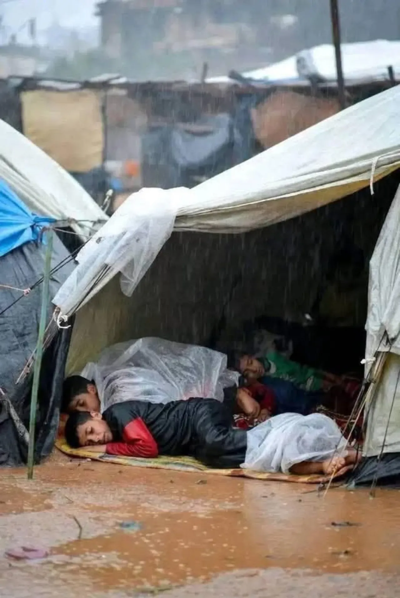 Gazze'deki Şiddetli Yağışlar Çadır Kentleri Sular Altında Bıraktı Gazze'deki Şiddetli Yağışlar Çadır Kentleri Sular Altında Bıraktı