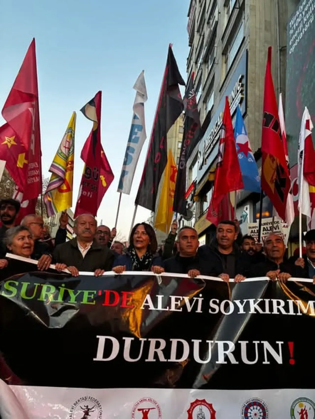 Suriye'deki Alevi Kıyımına Tepki: "Susmayacağız, Bu Vahşete Sessiz Kalmayacağız" Suriye'deki Alevi Kıyımına Tepki: "Susmayacağız, Bu Vahşete Sessiz Kalmayacağız"