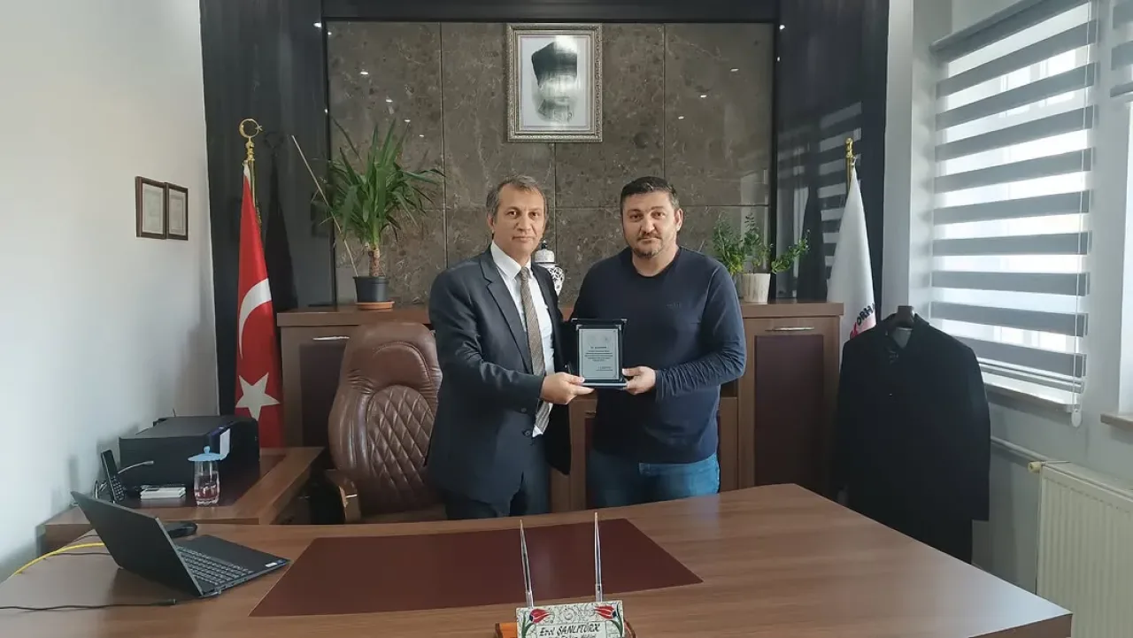 Orhangazi'de Öğretmenler Günü Futbol Turnuvasında Hakeme Plaket Orhangazi'de Öğretmenler Günü Futbol Turnuvasında Hakeme Plaket