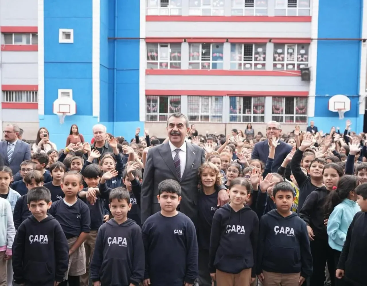 Millî Eğitim Bakanı Yusuf Tekin, Fatih'teki Bir İlkokulun Bayrak Töreninde Millî Eğitim Bakanı Yusuf Tekin, Fatih'teki Bir İlkokulun Bayrak Töreninde