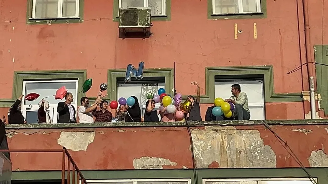Fatih'te Tedavisi Tamamlanan Öğrenci İçin Balon Uçurma Etkinliği Fatih'te Tedavisi Tamamlanan Öğrenci İçin Balon Uçurma Etkinliği