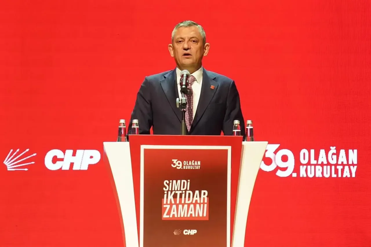 CHP 39. Olağan Kurultayı, Özgür Özel Liderliğinde "Şimdi İktidar Zamanı" Sloganıyla Başladı CHP 39. Olağan Kurultayı, Özgür Özel Liderliğinde "Şimdi İktidar Zamanı" Sloganıyla Başladı