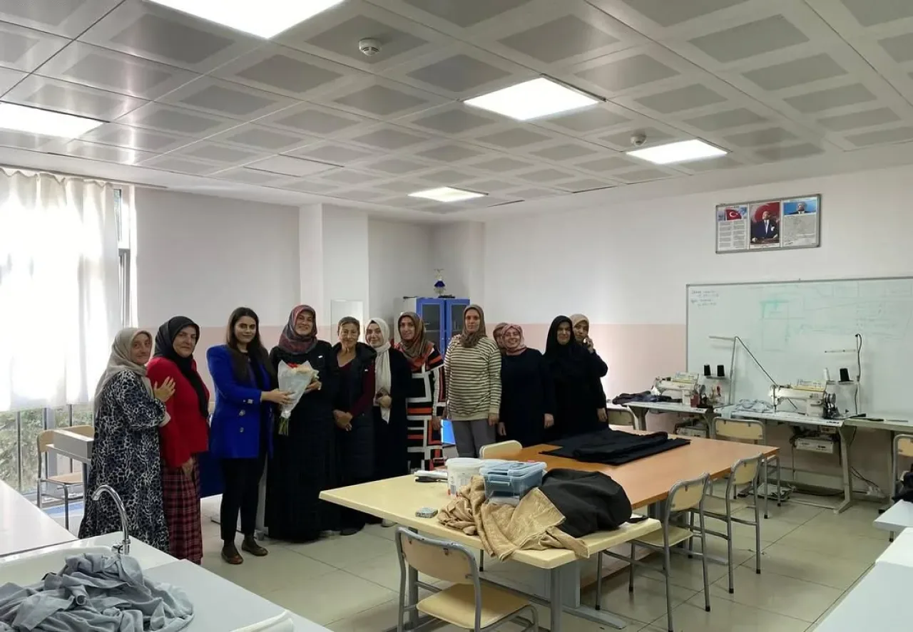 AK Parti Ümraniye İlçe Başkanlığı Üyeleri Esenşehir Mahallesi'nde Ziyaretlerde Bulundu AK Parti Ümraniye İlçe Başkanlığı Üyeleri Esenşehir Mahallesi'nde Ziyaretlerde Bulundu