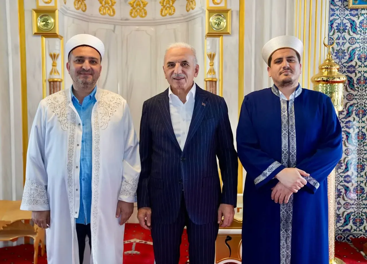 İstanbul Ümraniye Belediye Başkanı Yıldırım, Cuma Namazının Ardından Cemaatle Bir Araya Geldi İstanbul Ümraniye Belediye Başkanı Yıldırım, Cuma Namazının Ardından Cemaatle Bir Araya Geldi