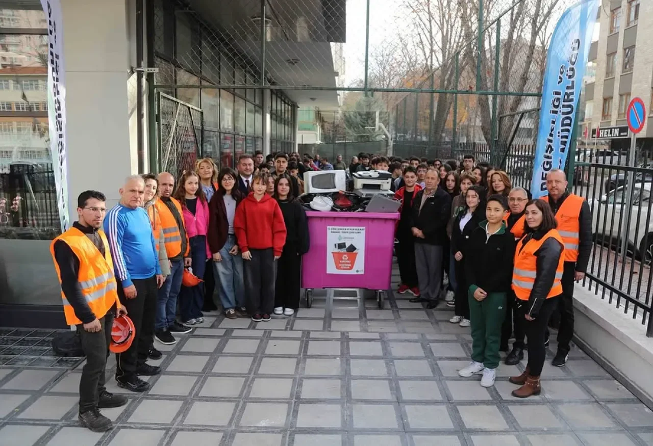 Çankaya Belediyesi Öğrencilerle Elektronik Atık Topluyor Çankaya Belediyesi Öğrencilerle Elektronik Atık Topluyor