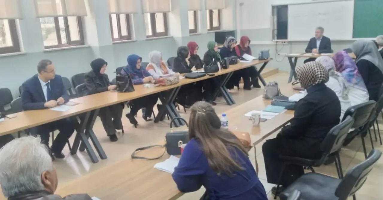 Demetevler Kız Anadolu İmam Hatip Lisesi'nde Kitap Analizi Etkinliği Düzenlendi Demetevler Kız Anadolu İmam Hatip Lisesi'nde Kitap Analizi Etkinliği Düzenlendi