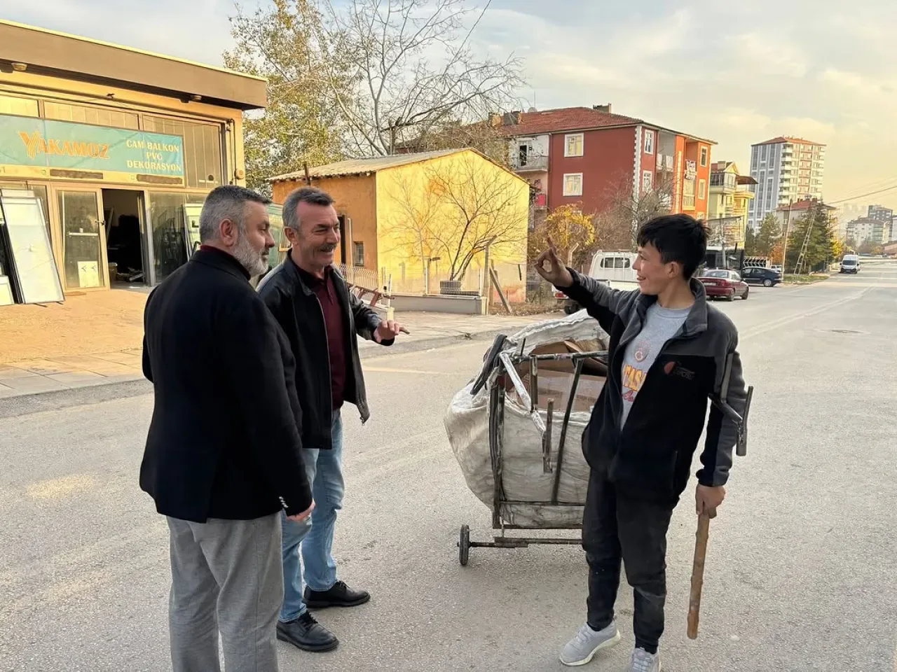 MHP Yenimahalle İlçe Teşkilatı, Yakacık'ta Esnaf Ziyareti Gerçekleştirdi MHP Yenimahalle İlçe Teşkilatı, Yakacık'ta Esnaf Ziyareti Gerçekleştirdi