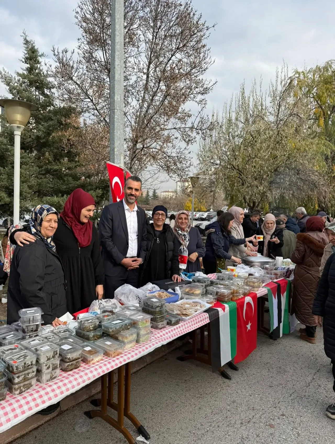 AK Parti Yenimahalle İlçe Başkanlığı, Gazze İçin Batıkent'te Hayır Çarşısı Düzenledi AK Parti Yenimahalle İlçe Başkanlığı, Gazze İçin Batıkent'te Hayır Çarşısı Düzenledi