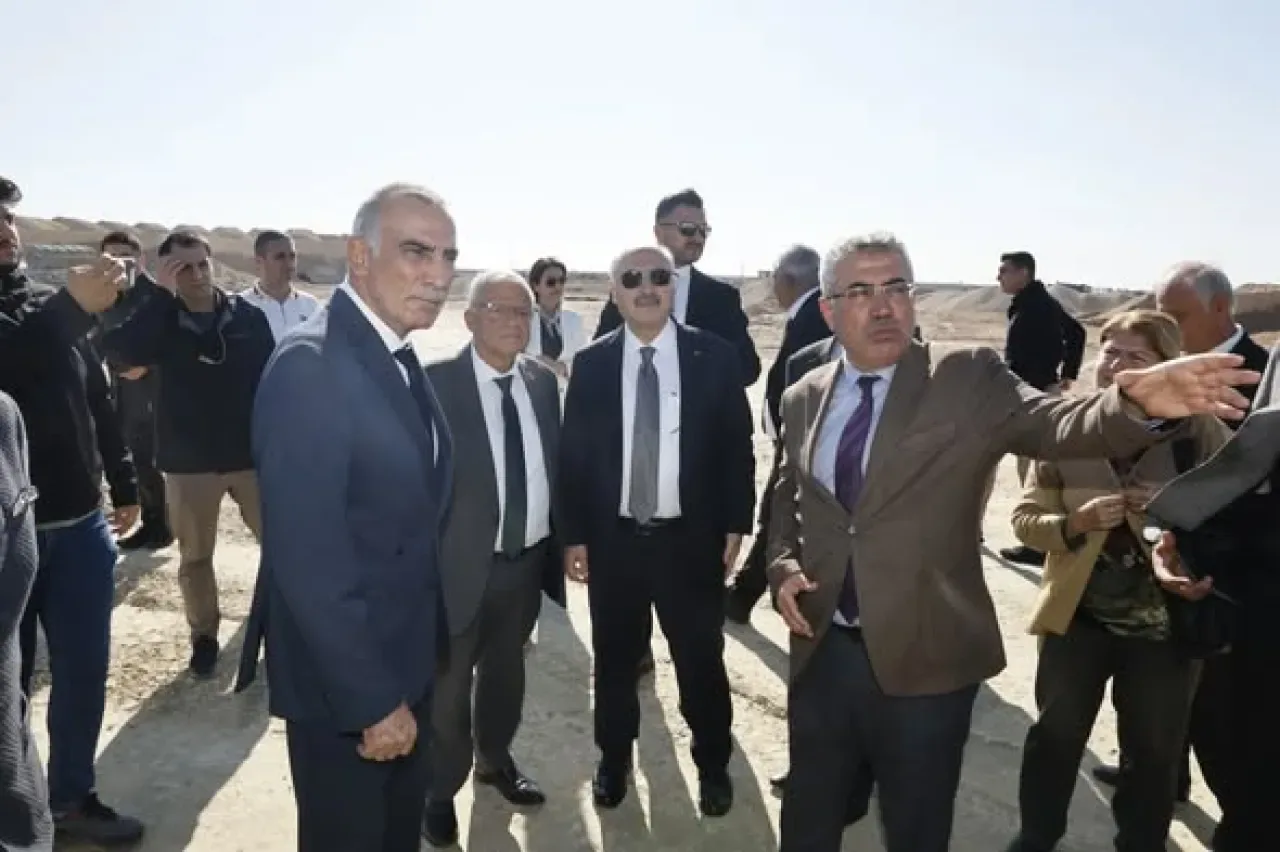 Adana Valisi Karataş'taki Tarım Yatırımlarını Yerinde İnceledi Adana Valisi Karataş'taki Tarım Yatırımlarını Yerinde İnceledi