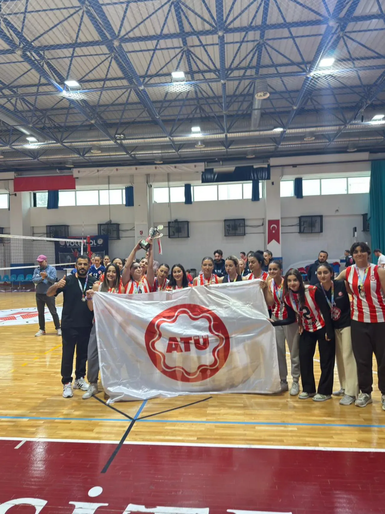 ATÜ Kadın Voleybol Takımı Ünilig'de Büyük Başarı ATÜ Kadın Voleybol Takımı Ünilig'de Büyük Başarı