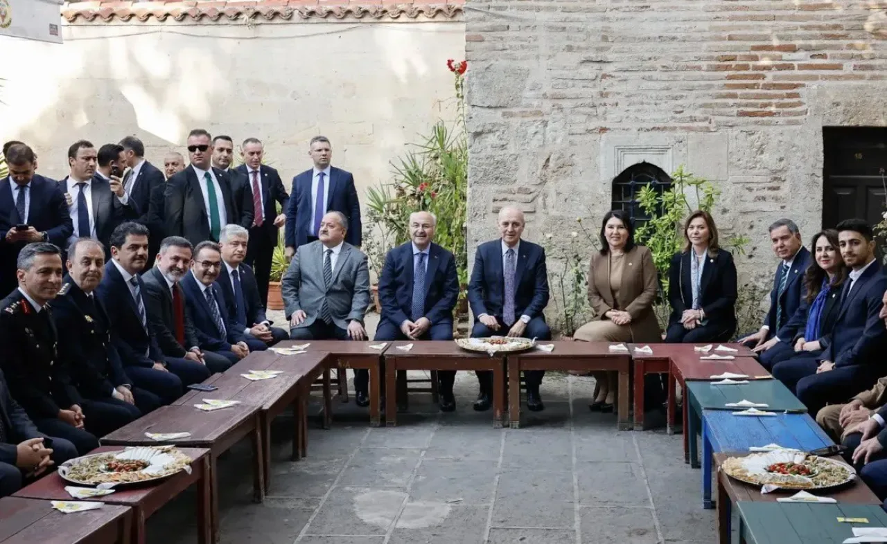 AK Parti Adana Kadın Kolları, Ulu Cami'de Hemşehrilerle Buluştu AK Parti Adana Kadın Kolları, Ulu Cami'de Hemşehrilerle Buluştu