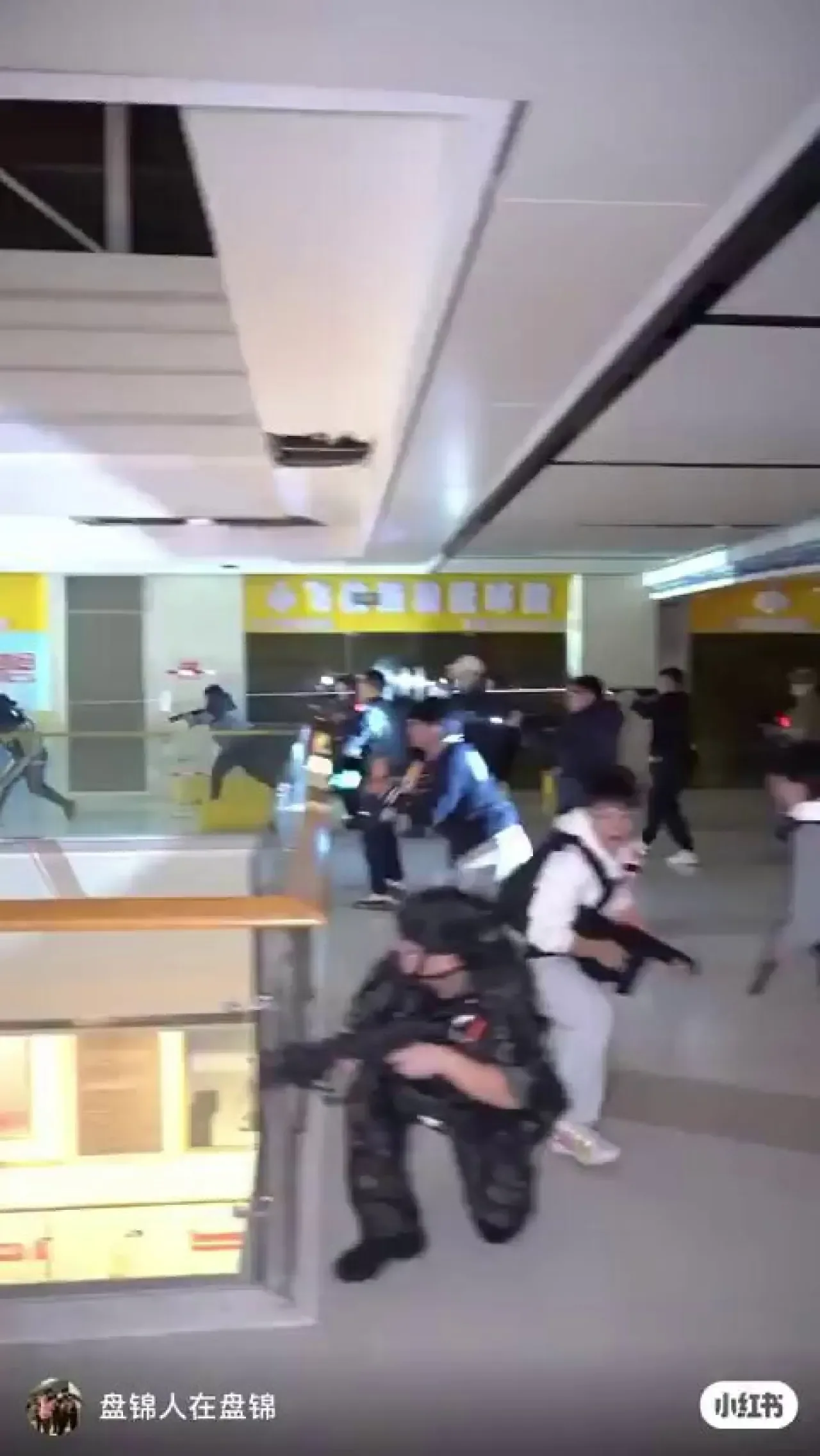 Çin'de Kapanan AVM'ler Airsoft Arenalarına Dönüştürülüyor Çin'de Kapanan AVM'ler Airsoft Arenalarına Dönüştürülüyor