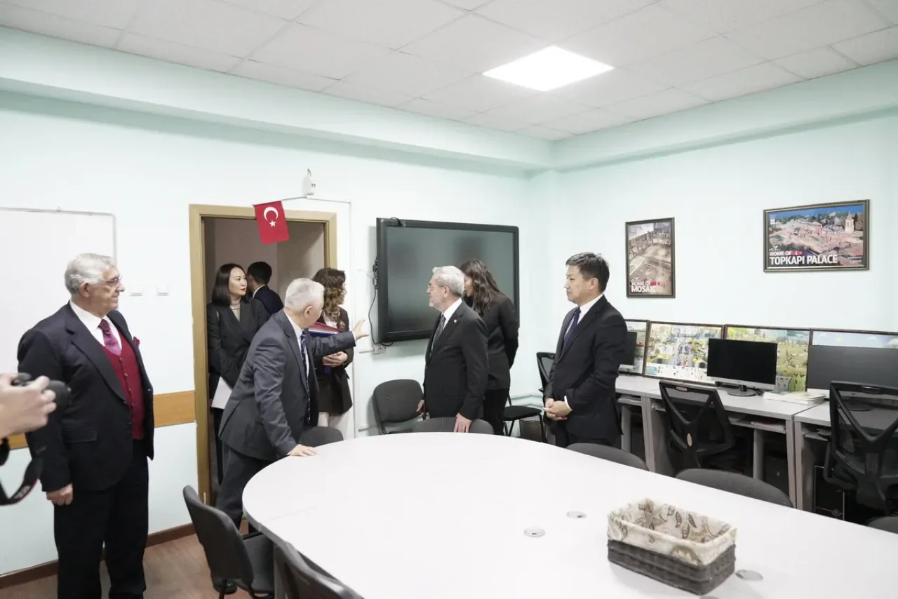 Necdet Ünüvar, Bişkek Devlet Üniversitesi'nde Öğrencilerle Buluştu Necdet Ünüvar, Bişkek Devlet Üniversitesi'nde Öğrencilerle Buluştu