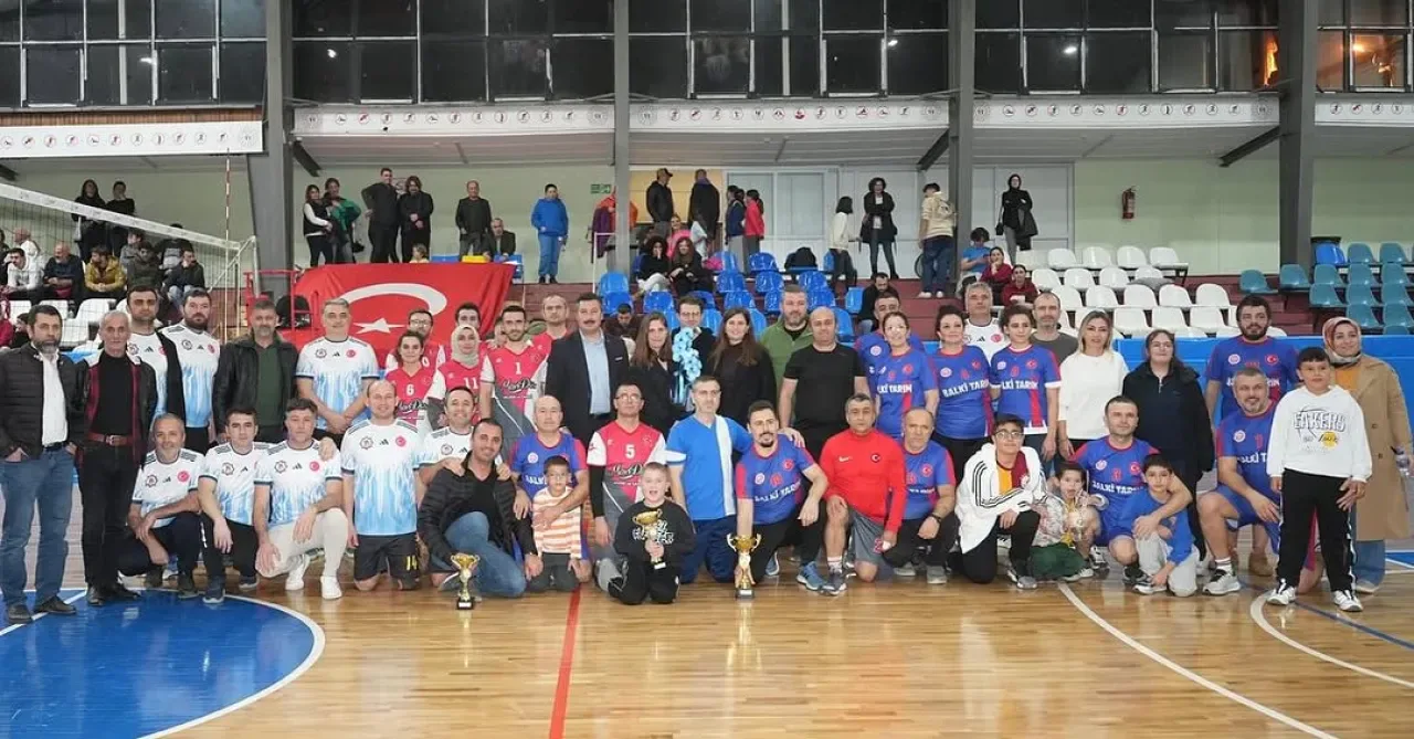 Yenişehir'de Öğretmenler Voleybol Turnuvası'nda Şampiyon YEGAL Oldu Yenişehir'de Öğretmenler Voleybol Turnuvası'nda Şampiyon YEGAL Oldu