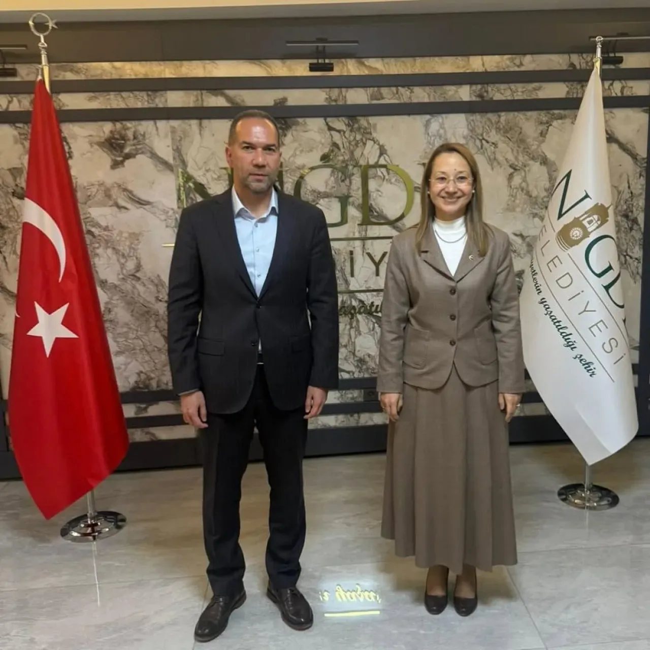 AK Parti Gaziantep Milletvekili Derya Bakbak, Niğde Belediye Başkanı Emrah Özdemir'i Ziyaret Etti AK Parti Gaziantep Milletvekili Derya Bakbak, Niğde Belediye Başkanı Emrah Özdemir'i Ziyaret Etti