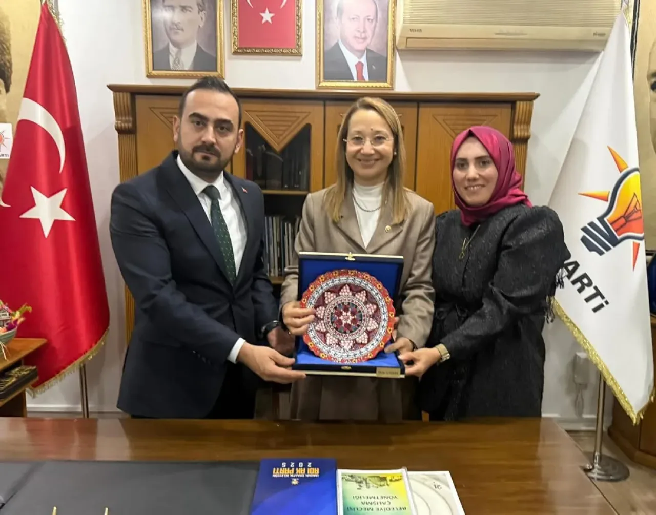 AK Parti Gaziantep Milletvekili Derya Bakbak, Niğde'de İl Başkanı Hacı Mehmet Eren'i Ziyaret Etti AK Parti Gaziantep Milletvekili Derya Bakbak, Niğde'de İl Başkanı Hacı Mehmet Eren'i Ziyaret Etti