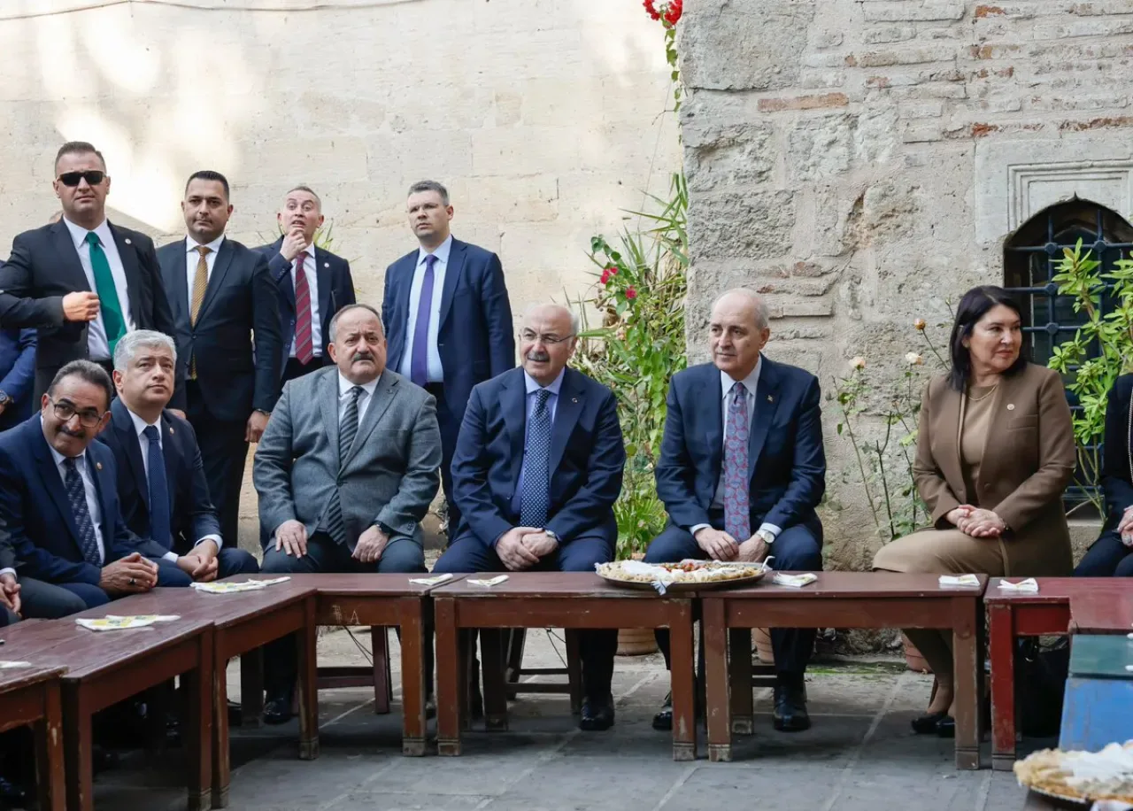 AK Partili Doğru ve TBMM Başkanı Kurtulmuş, Adana Ulu Cami'de Hemşehrileriyle Buluştu AK Partili Doğru ve TBMM Başkanı Kurtulmuş, Adana Ulu Cami'de Hemşehrileriyle Buluştu