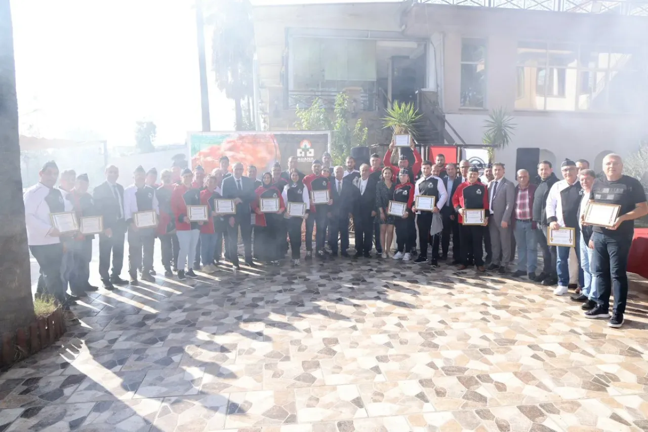 Adana'da Tescilli Adana Kebabı Ustalık Eğitimi Yoğun Katılımla Tamamlandı Adana'da Tescilli Adana Kebabı Ustalık Eğitimi Yoğun Katılımla Tamamlandı