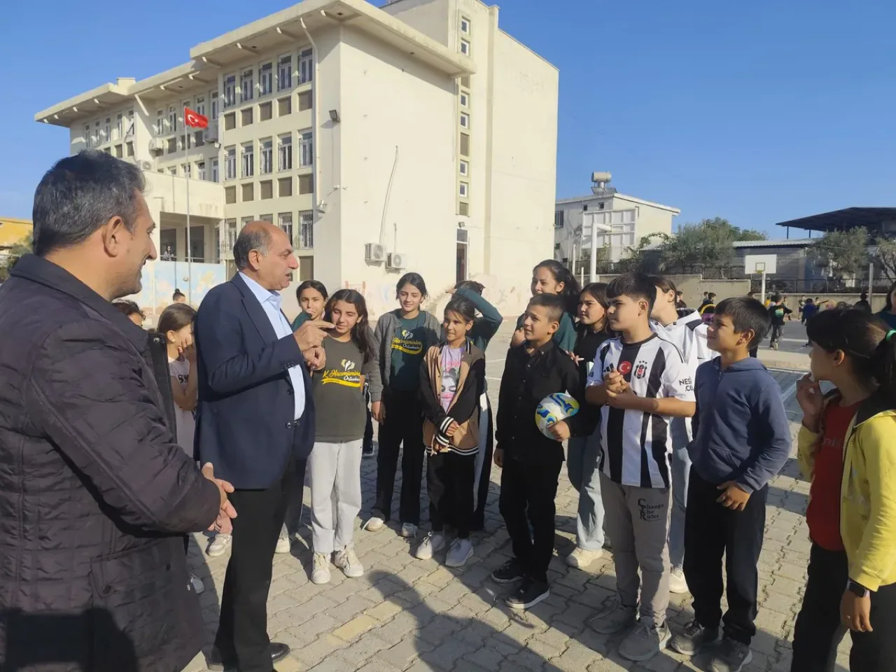 Yumurtalık Belediye Başkanı Mahalle Okullarında İncelemede Bulundu Yumurtalık Belediye Başkanı Mahalle Okullarında İncelemede Bulundu