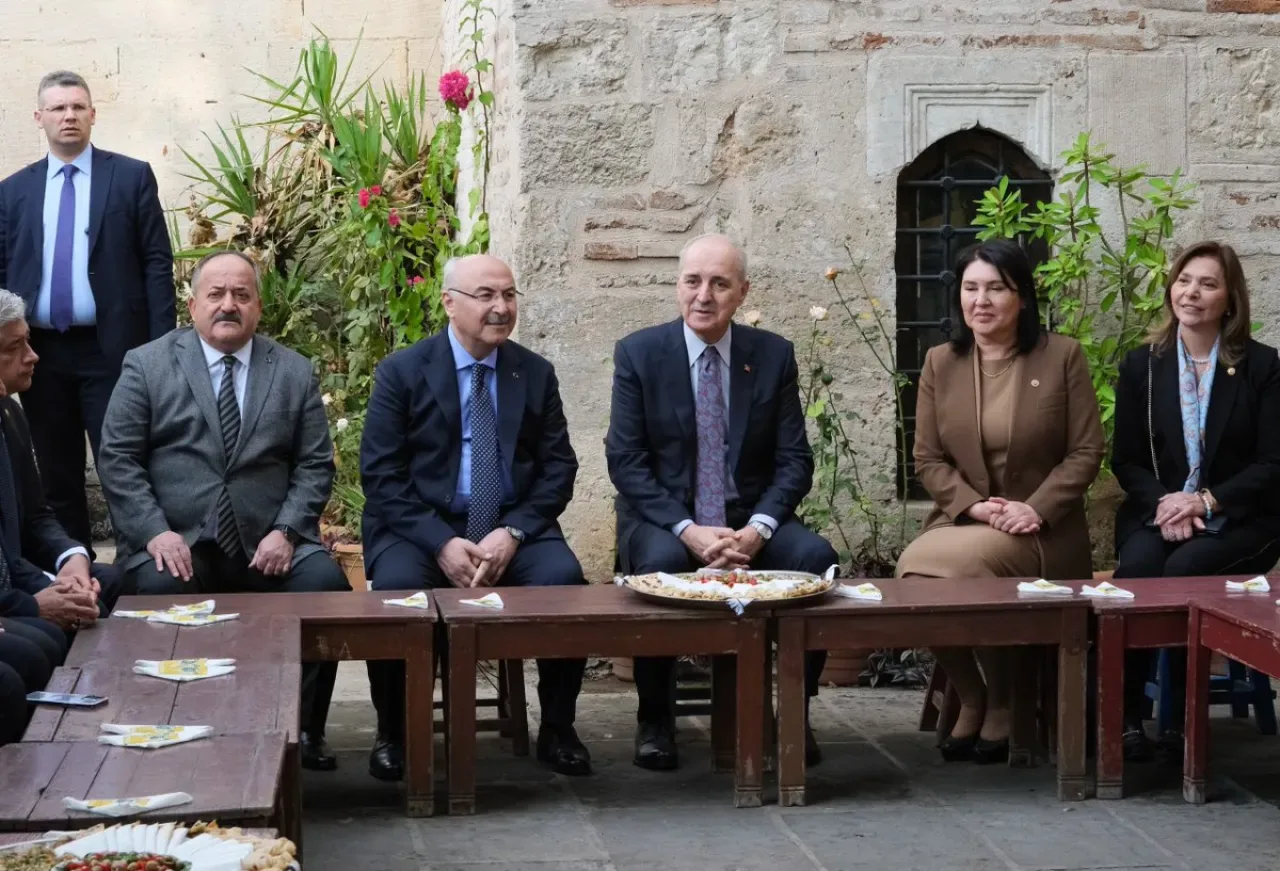 TBMM Başkanı Kurtulmuş, Adana'da Ulu Camii'de Cuma Namazı Kıldı ve Esnafla Buluştu TBMM Başkanı Kurtulmuş, Adana'da Ulu Camii'de Cuma Namazı Kıldı ve Esnafla Buluştu