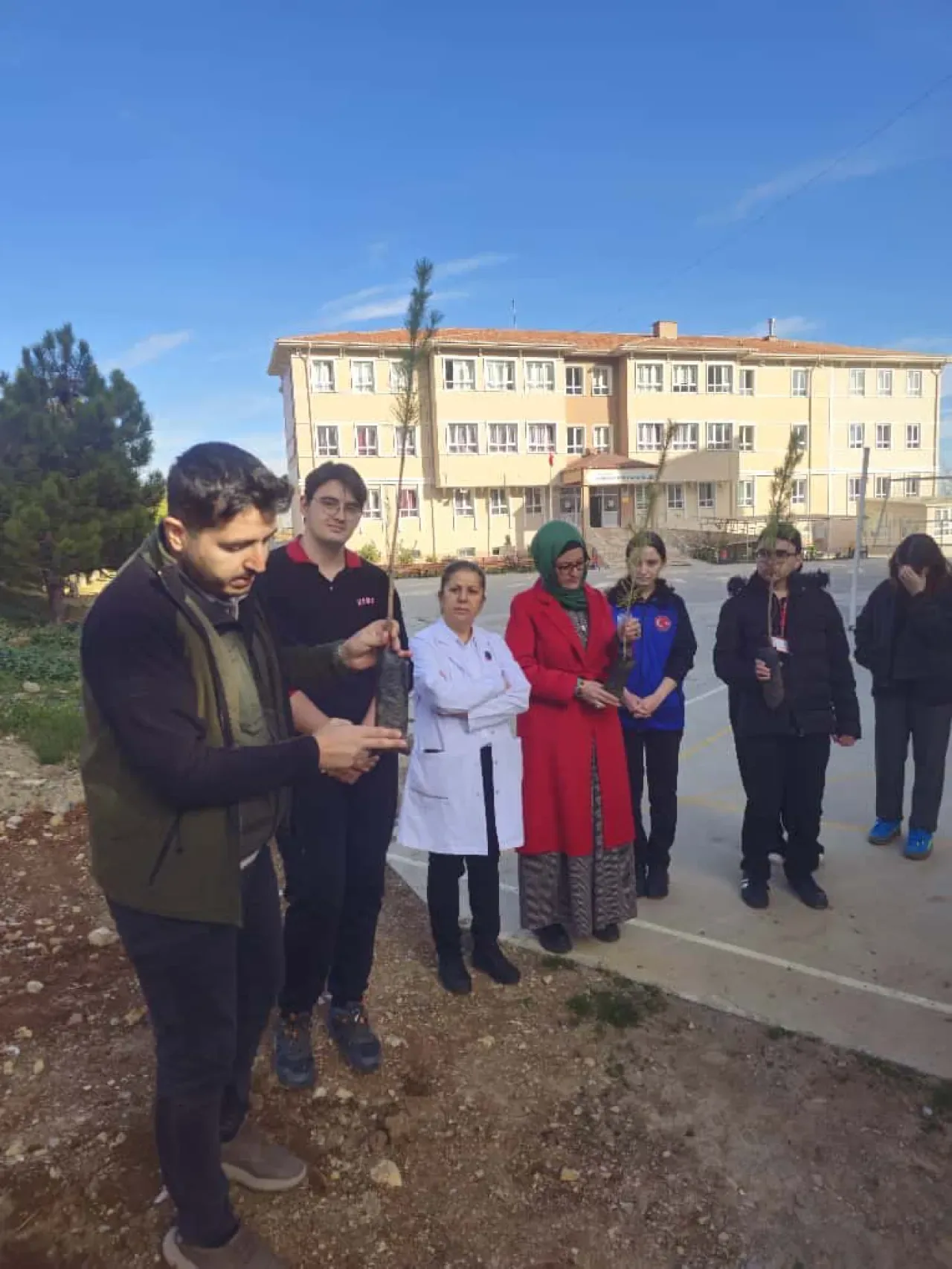 Akşehir'de Liseli Gençler Fidan Dikerek Doğaya Nefes Oldu Akşehir'de Liseli Gençler Fidan Dikerek Doğaya Nefes Oldu