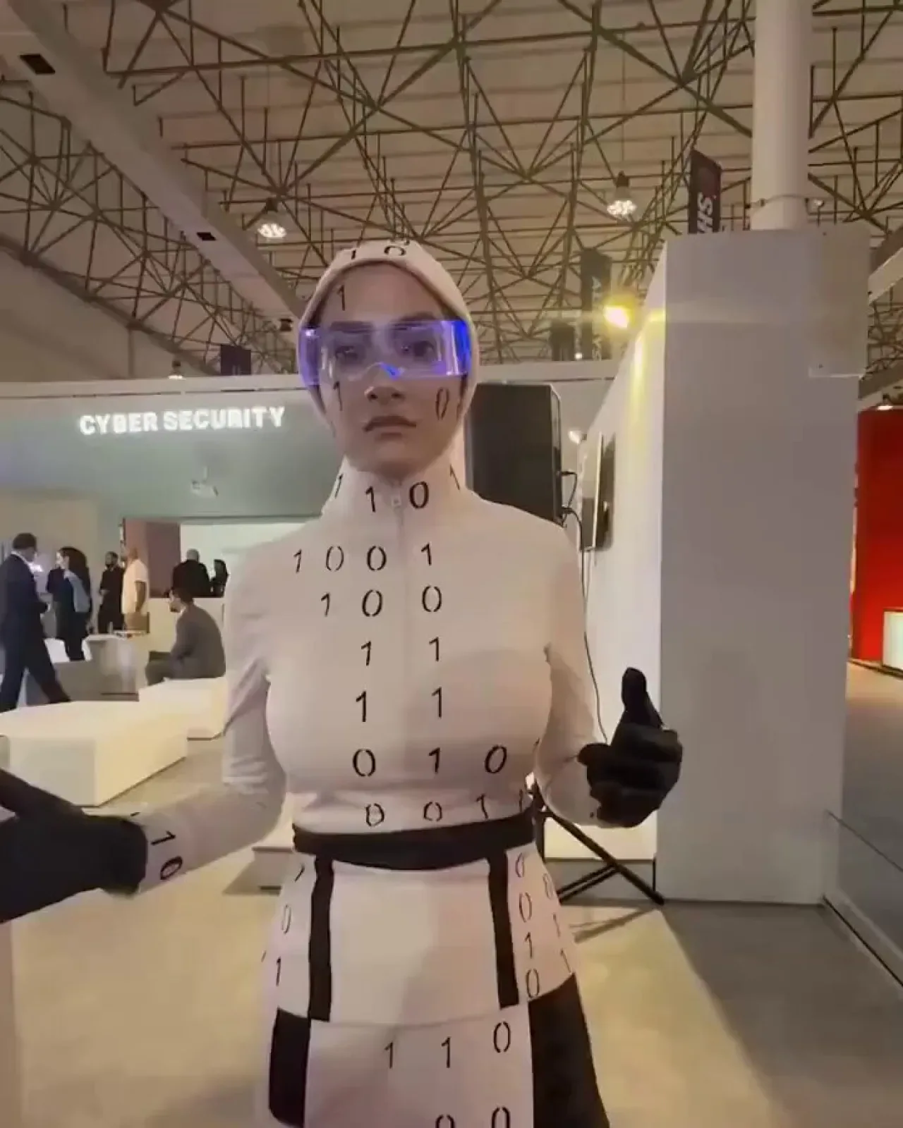 İran'ın "İnsansı Robotları" Kostüm Tiyatrosuna Dönüştü: Kish Invex Fuarındaki Şaşırtıcı Gerçek İran'ın "İnsansı Robotları" Kostüm Tiyatrosuna Dönüştü: Kish Invex Fuarındaki Şaşırtıcı Gerçek