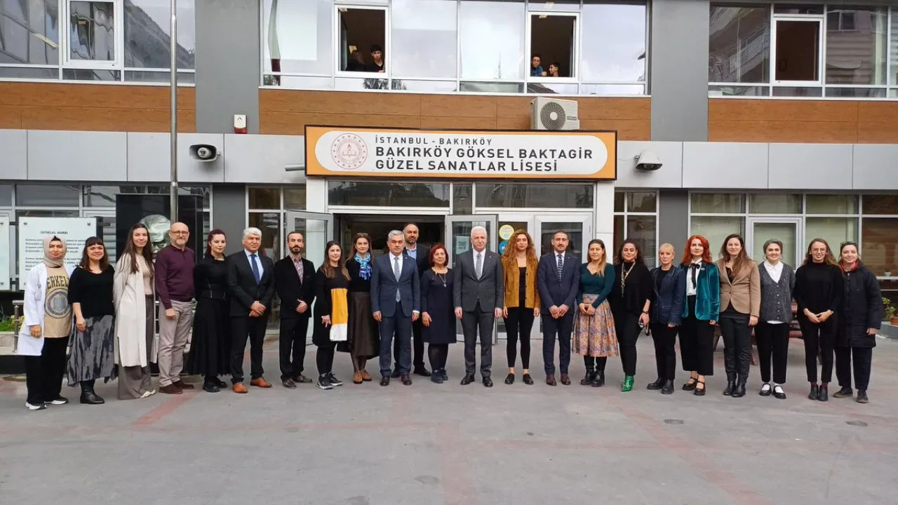 Bakırköy'de Güzel Sanatlar Lisesi Ziyareti: Vali Gül ve Kaymakam Karal'dan Eğitime Destek Bakırköy'de Güzel Sanatlar Lisesi Ziyareti: Vali Gül ve Kaymakam Karal'dan Eğitime Destek