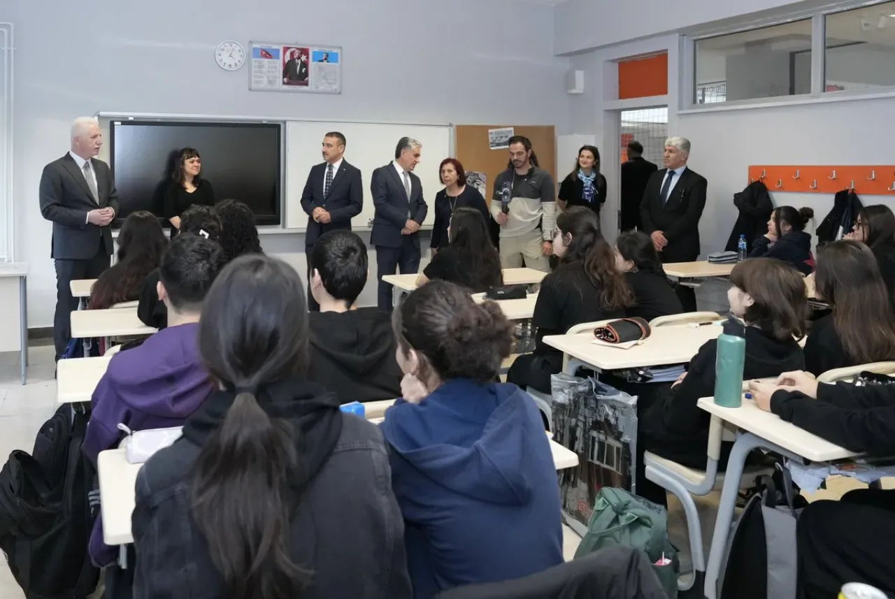 Vali Davut Gül ve Kaymakam Recai Karal Bakırköy Güzel Sanatlar Lisesi'ni Ziyaret Etti Vali Davut Gül ve Kaymakam Recai Karal Bakırköy Güzel Sanatlar Lisesi'ni Ziyaret Etti