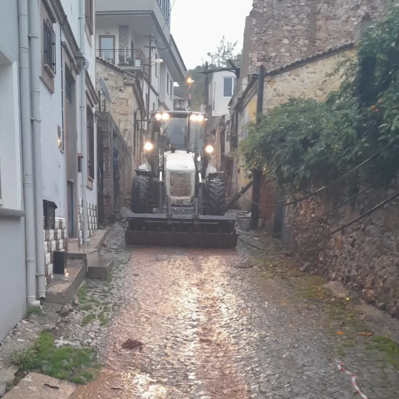 Ayvalık'ta Etkili Yağış Sonrası Belediye Ekipleri Seyyar Çalışıyor Ayvalık'ta Etkili Yağış Sonrası Belediye Ekipleri Seyyar Çalışıyor