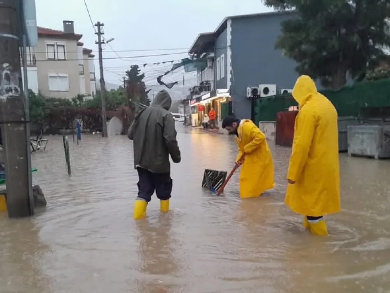 Foça'da Yoğun Yağış Sonrası Belediye Ekipleri Sevkatta Foça'da Yoğun Yağış Sonrası Belediye Ekipleri Sevkatta