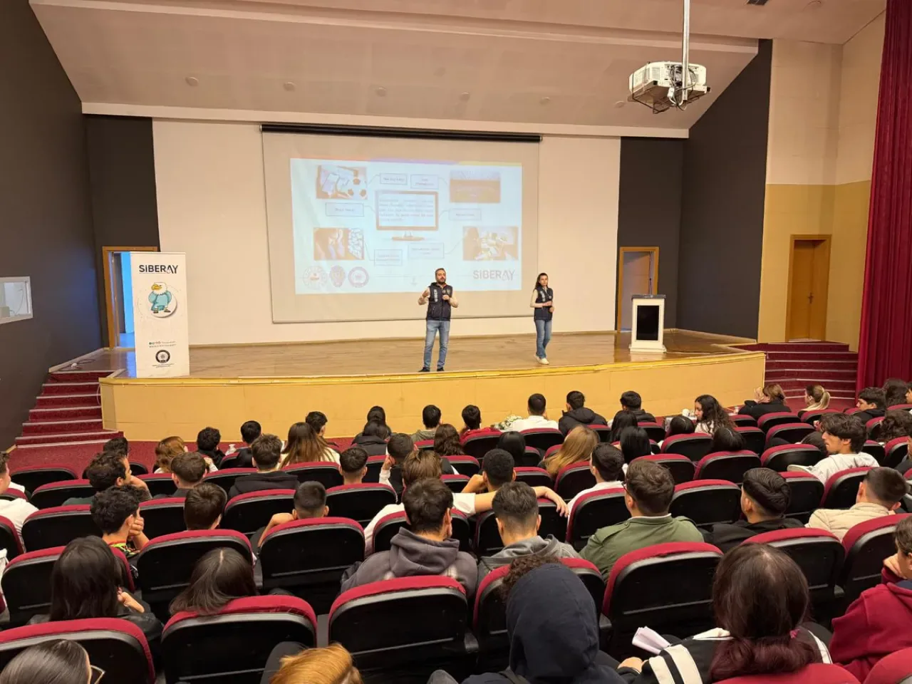 Adana'da Liseli Öğrencilere Yönelik Siber Güvenlik ve Bilinçli İnternet Eğitimi Adana'da Liseli Öğrencilere Yönelik Siber Güvenlik ve Bilinçli İnternet Eğitimi