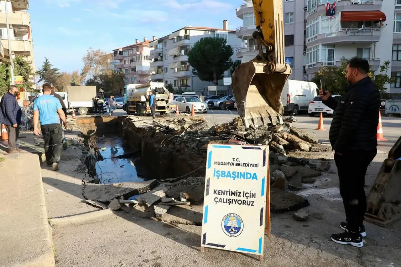 Mudanya'da Göçük Tehlikesi Belediye Ekiplerinin Hızlı Müdahalesi ile Giderildi Mudanya'da Göçük Tehlikesi Belediye Ekiplerinin Hızlı Müdahalesi ile Giderildi