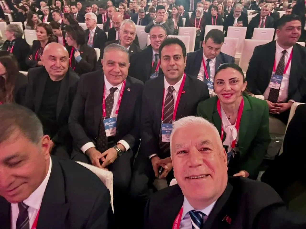 CHP'nin 39. Olağan Kurultayı'nda İktidar Vurgusu: "Türkiye Yeniden Aydınlanacak" CHP'nin 39. Olağan Kurultayı'nda İktidar Vurgusu: "Türkiye Yeniden Aydınlanacak"