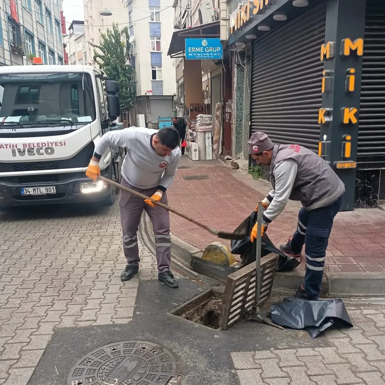 Fatih'te Mazgal Temizleme Çalışmaları Devam Ediyor Fatih'te Mazgal Temizleme Çalışmaları Devam Ediyor